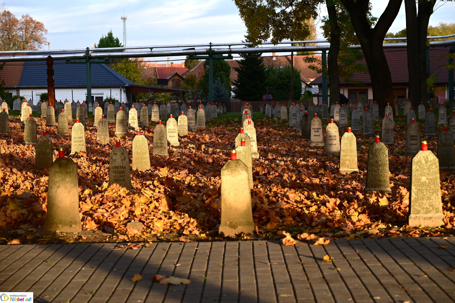 Mécsesgyújtás a Hősök temetőjében