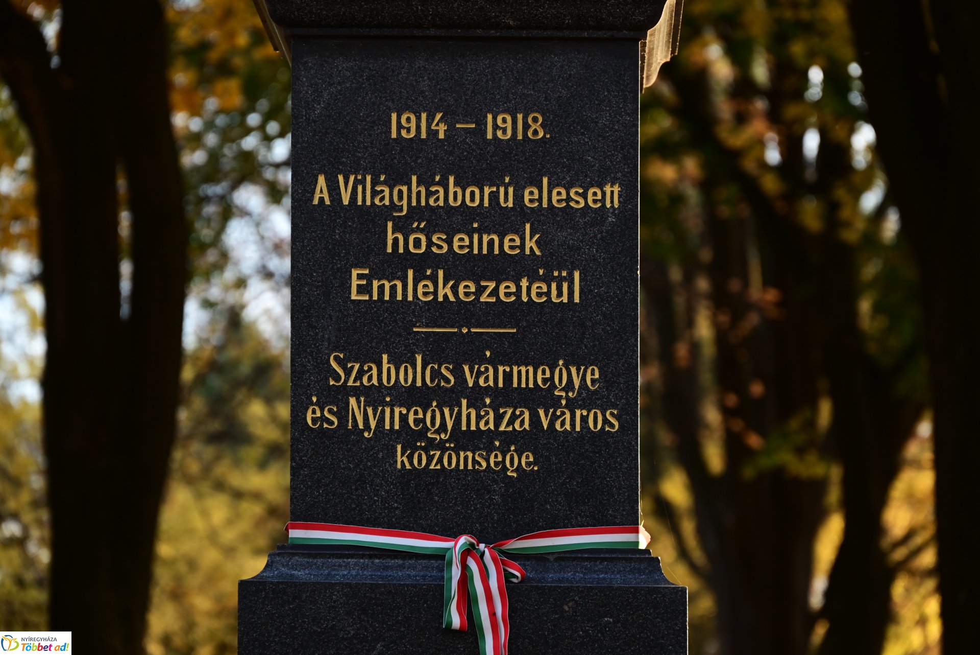 Mécsesgyújtás a Hősök temetőjében