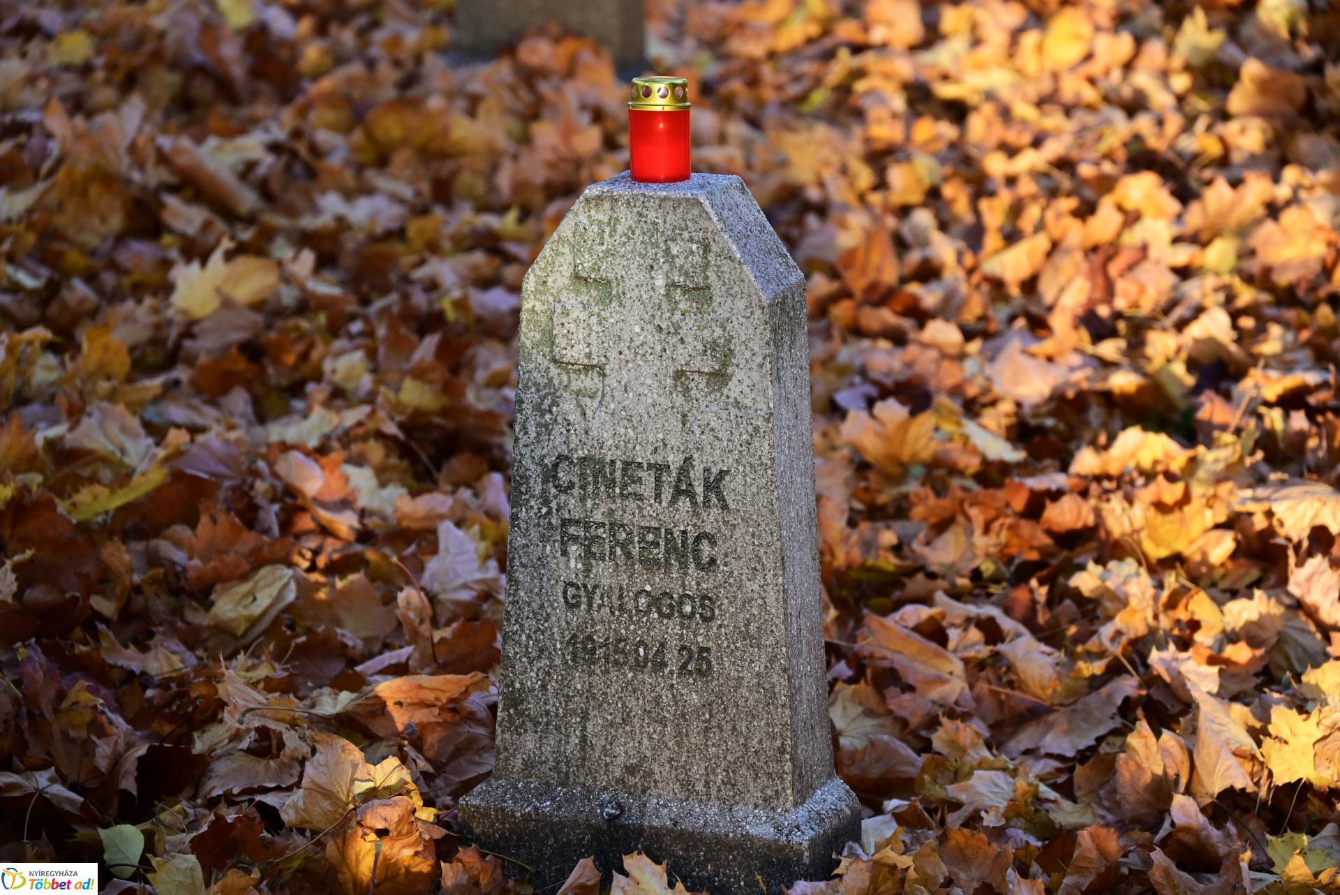 Mécsesgyújtás a Hősök temetőjében