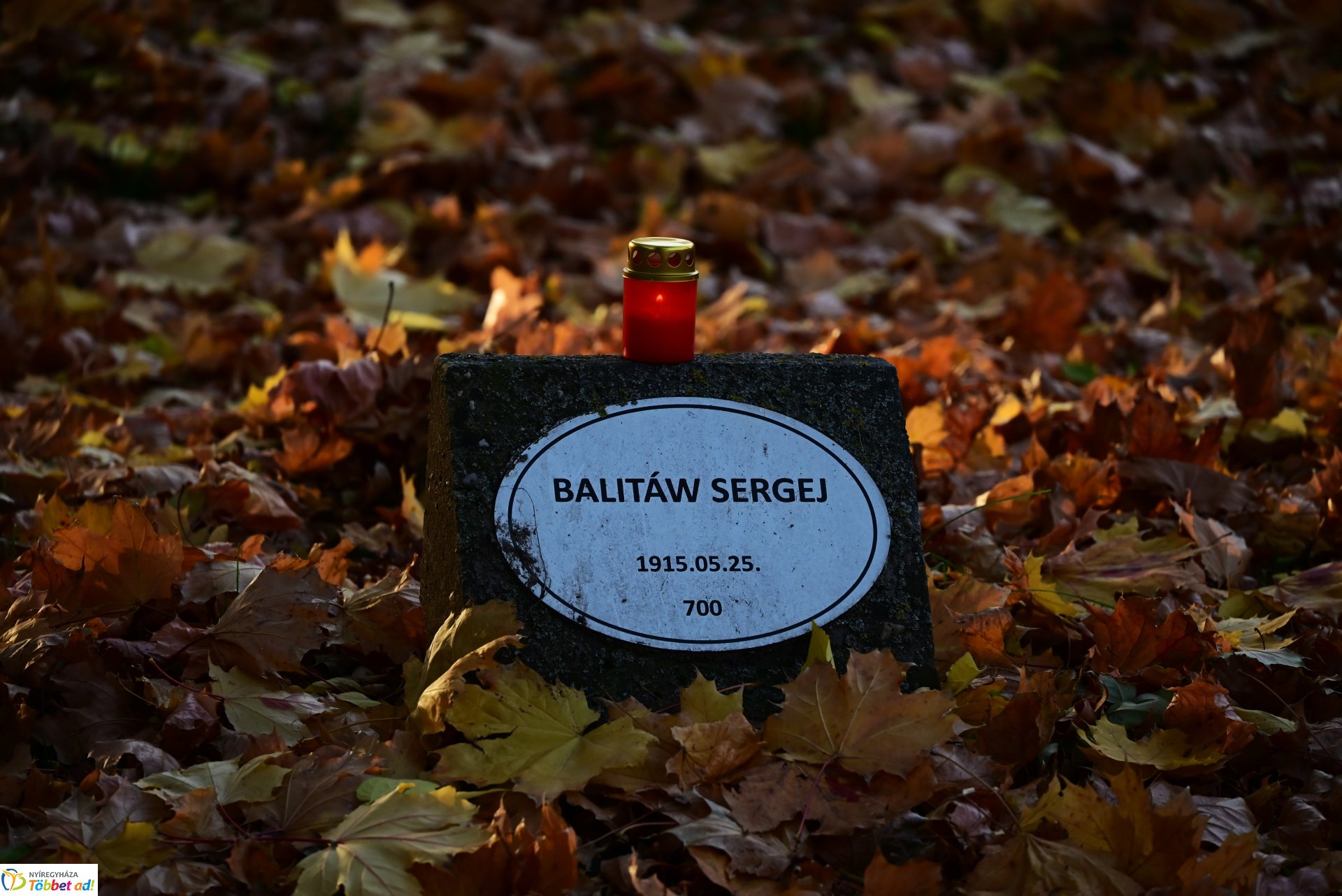 Mécsesgyújtás a Hősök temetőjében