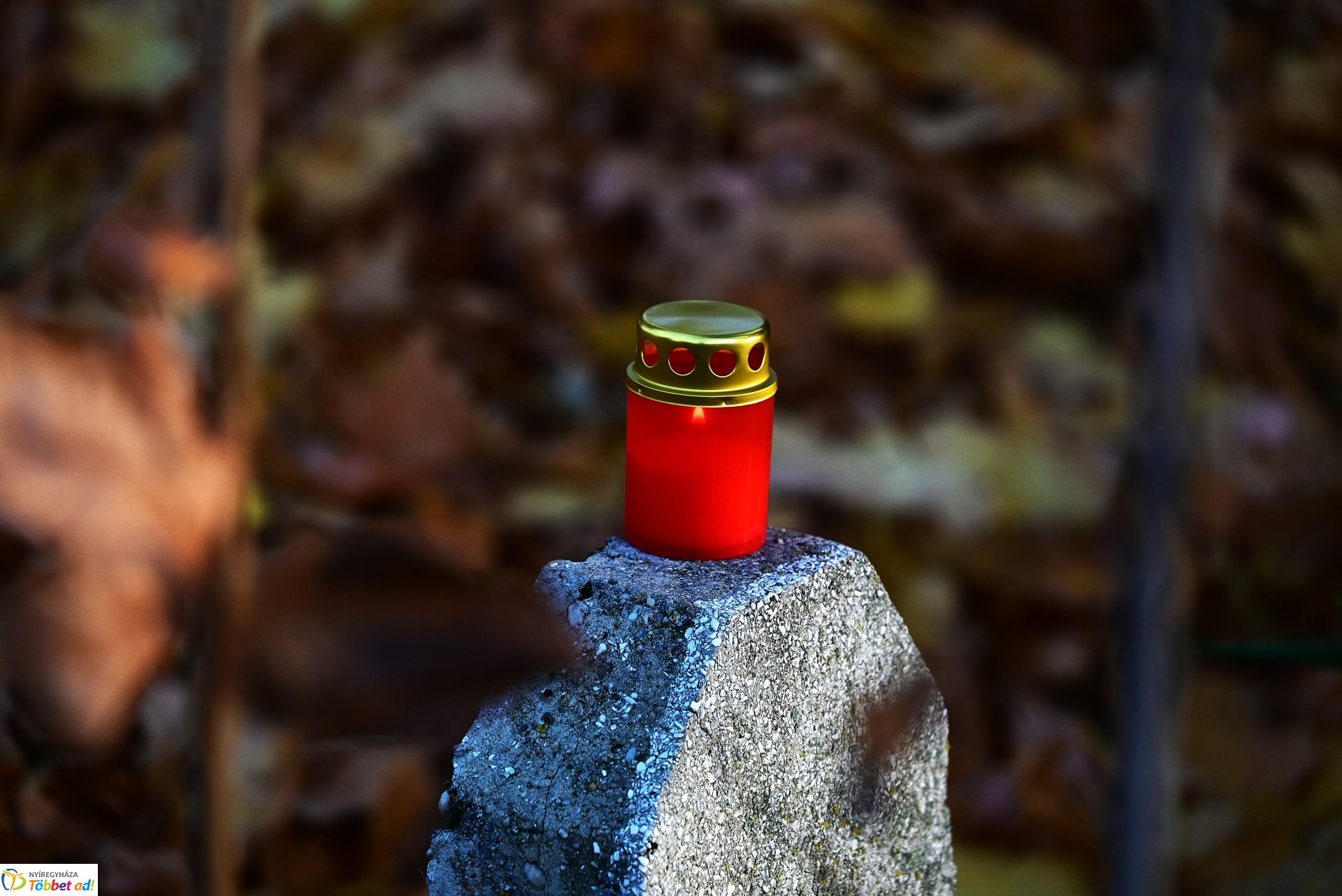 Mécsesgyújtás a Hősök temetőjében