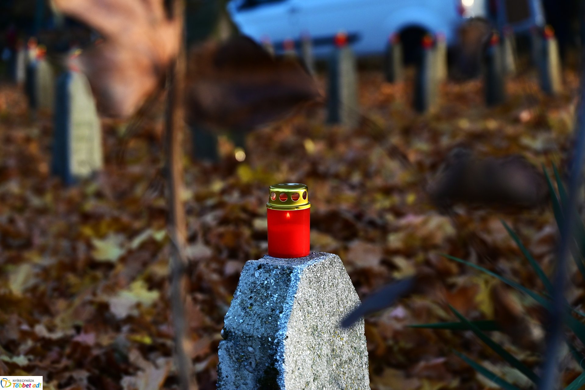 Mécsesgyújtás a Hősök temetőjében