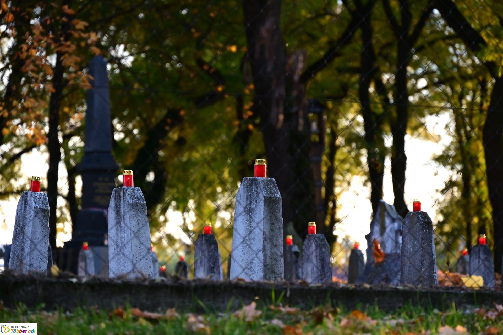 Mécsesgyújtás a Hősök temetőjében