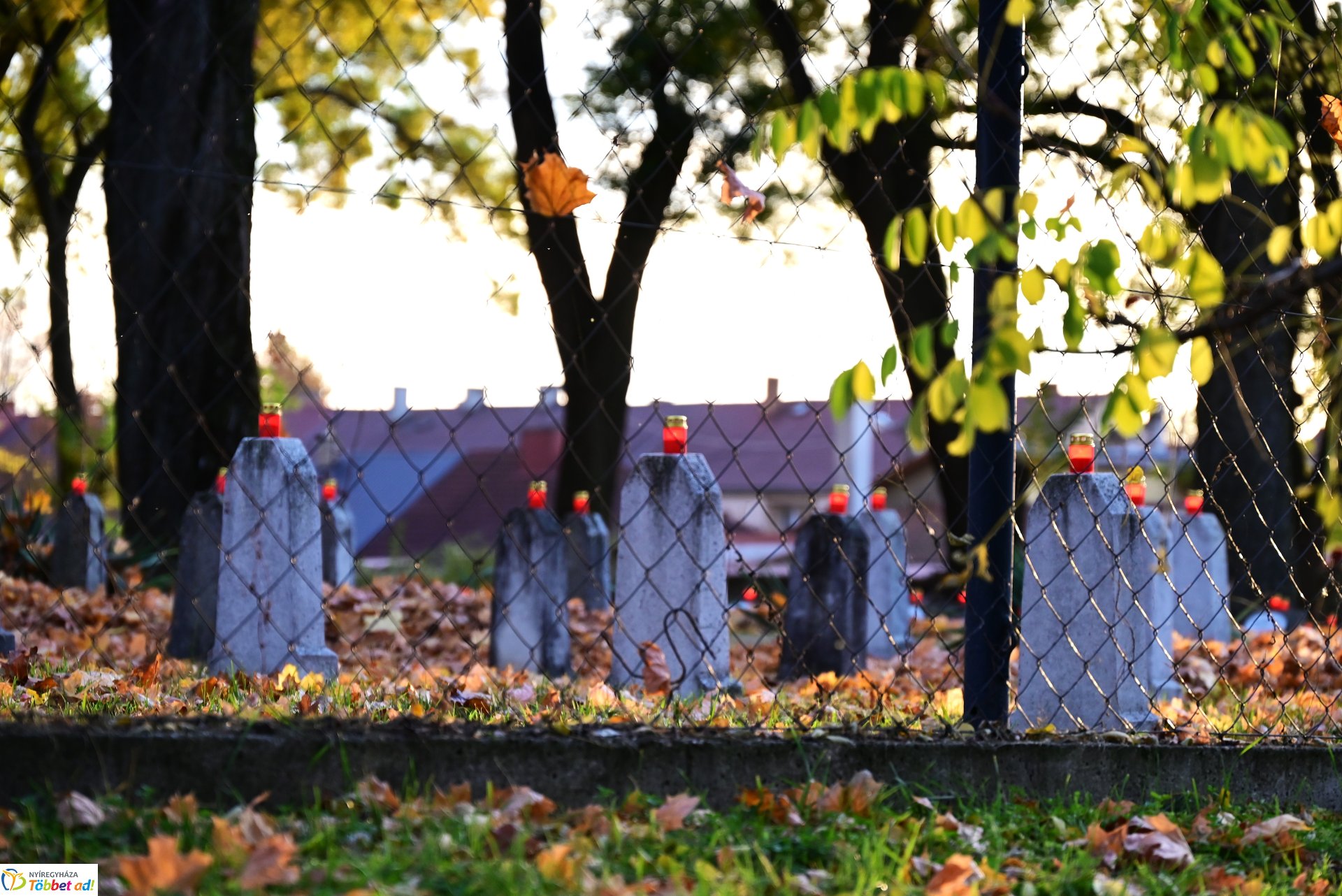 Mécsesgyújtás a Hősök temetőjében