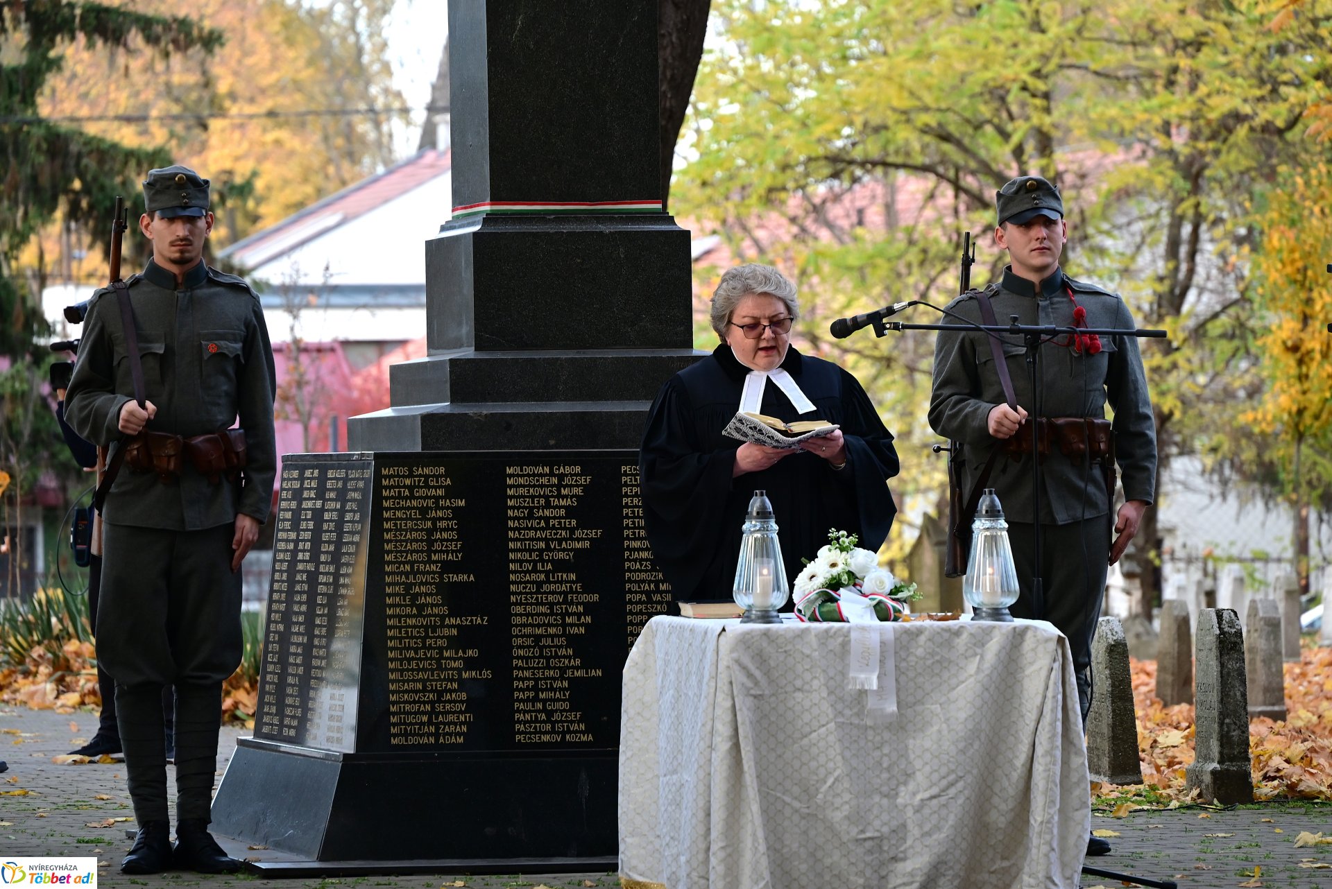 Mécsesgyújtás a Hősök temetőjében