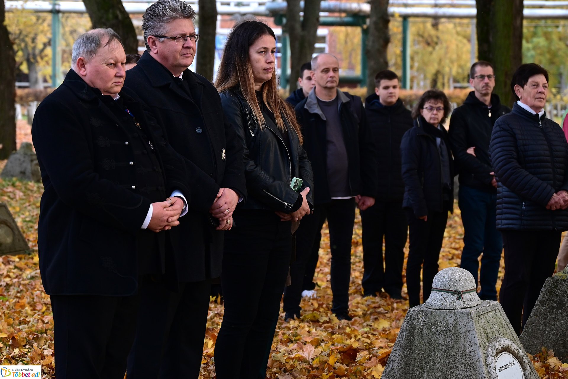 Mécsesgyújtás a Hősök temetőjében