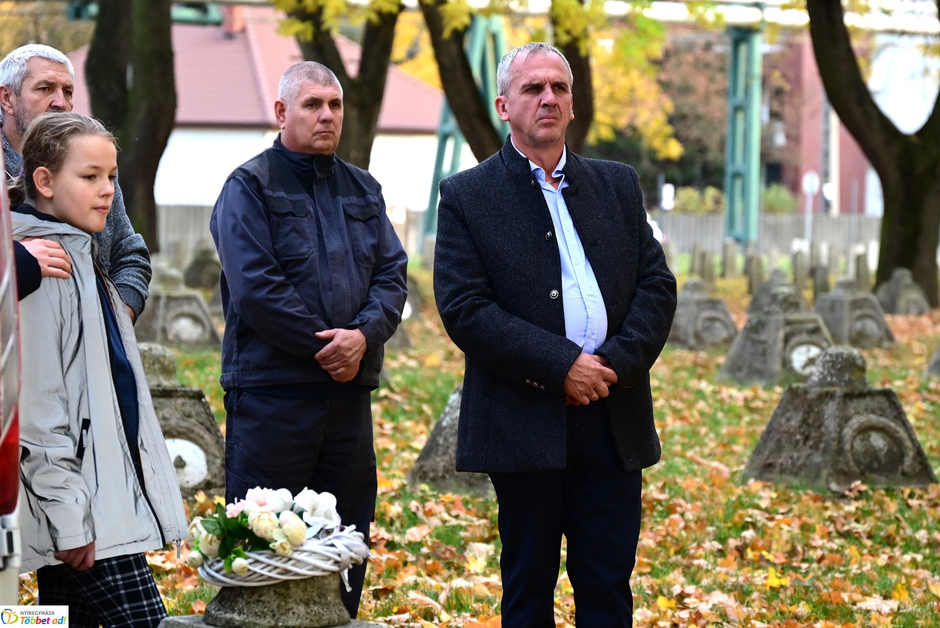 Mécsesgyújtás a Hősök temetőjében