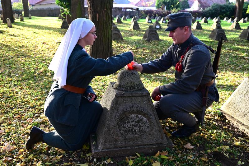 Mécsesgyújtás a Hősök temetőjében