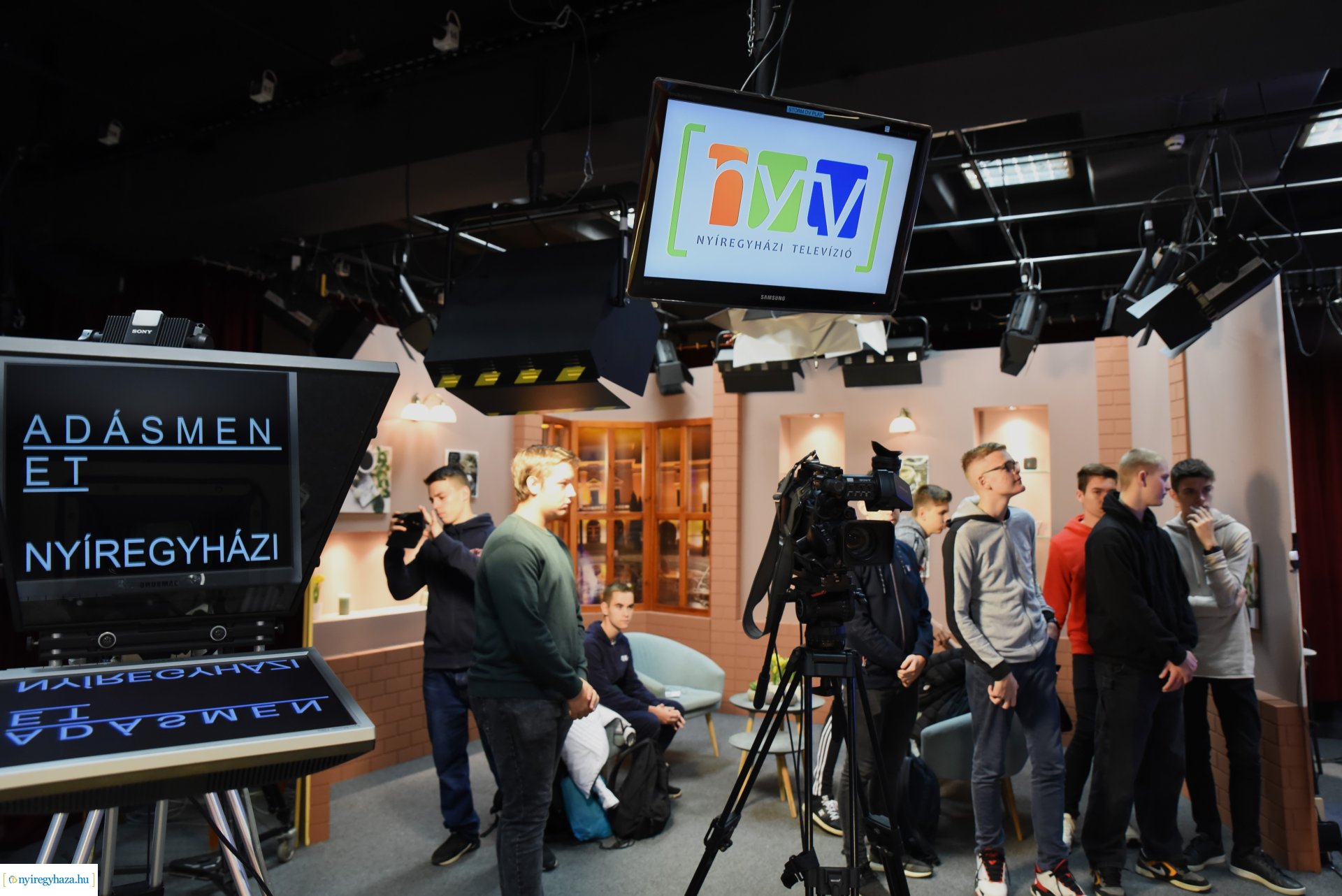 Média tagozatos középiskolások látogatása a Nyíregyházi Televízió stúdiójában