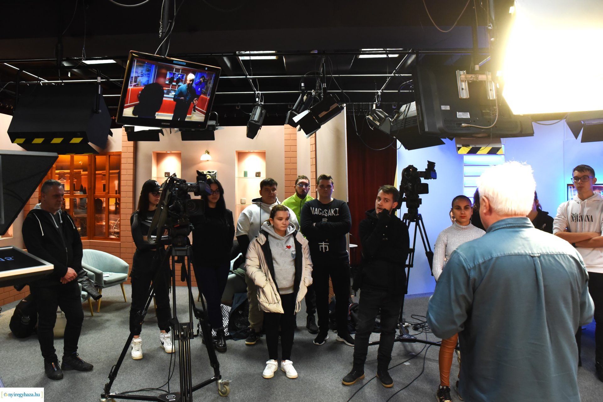 Média tagozatos középiskolások látogatása a Nyíregyházi Televízió stúdiójában