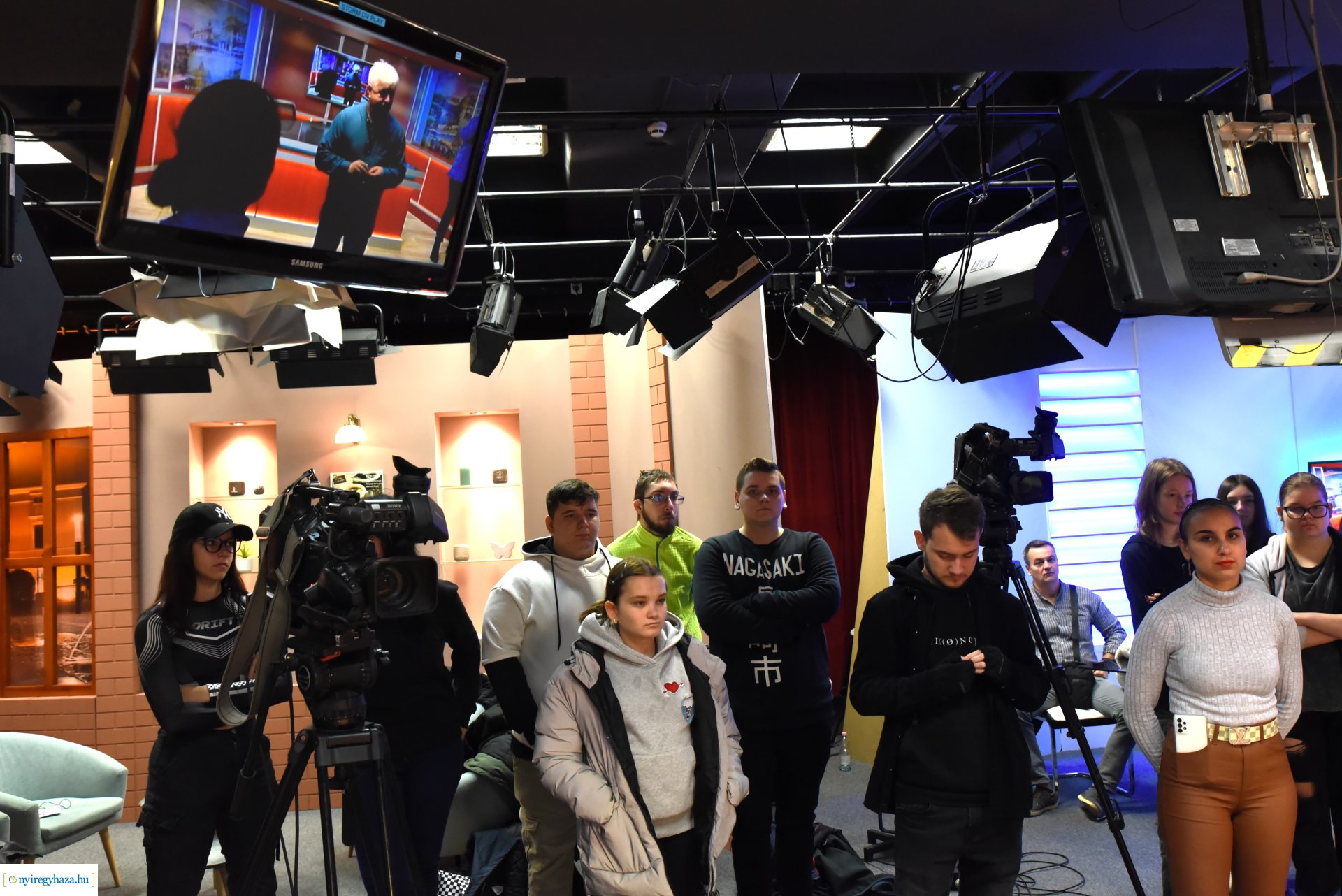 Média tagozatos középiskolások látogatása a Nyíregyházi Televízió stúdiójában