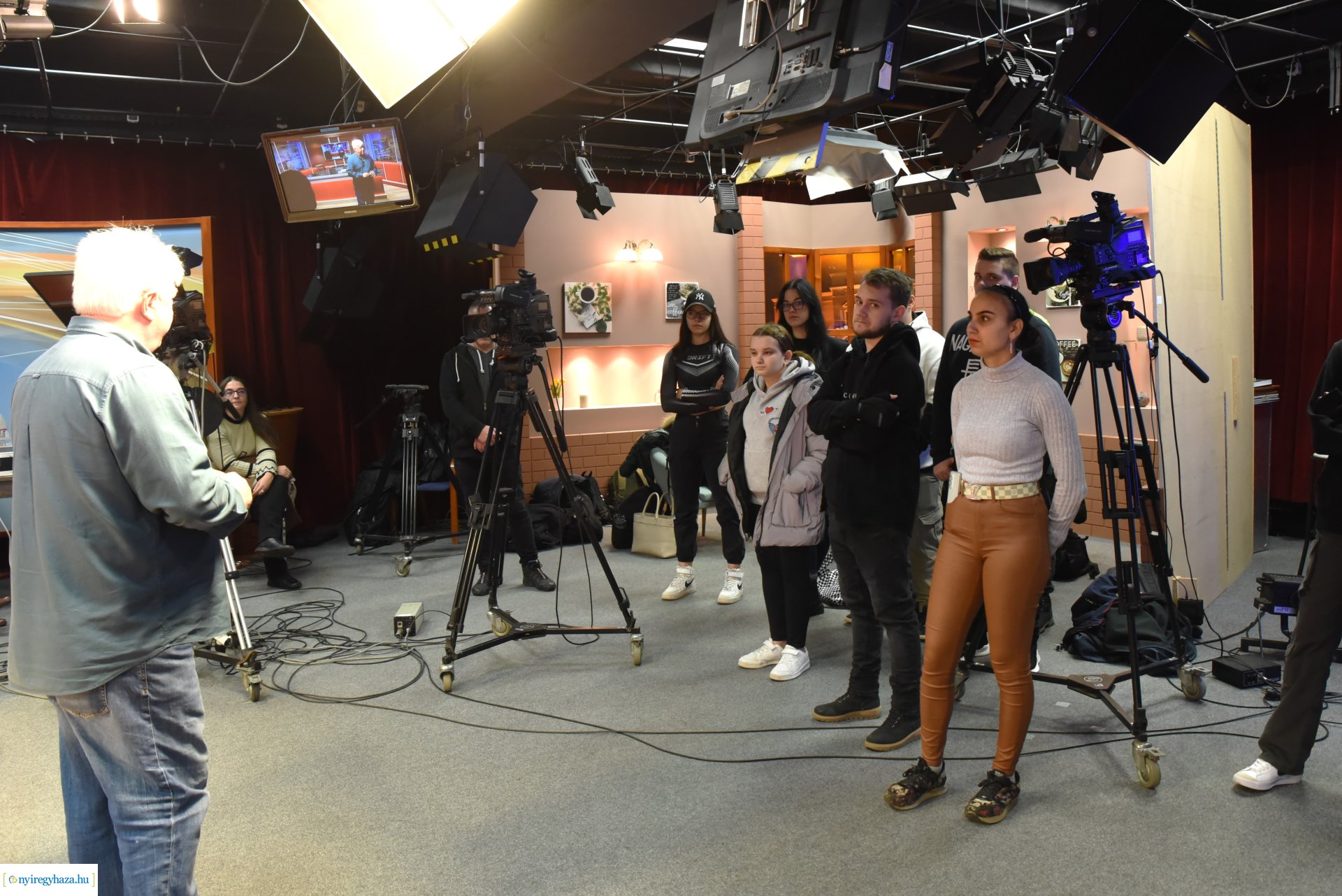Média tagozatos középiskolások látogatása a Nyíregyházi Televízió stúdiójában