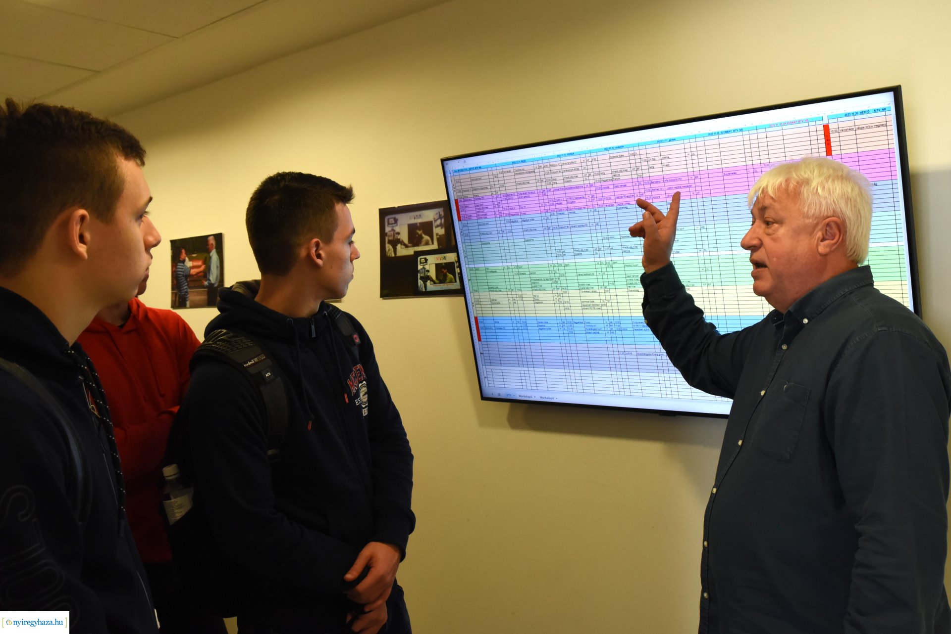 Média tagozatos középiskolások látogatása a Nyíregyházi Televízió stúdiójában