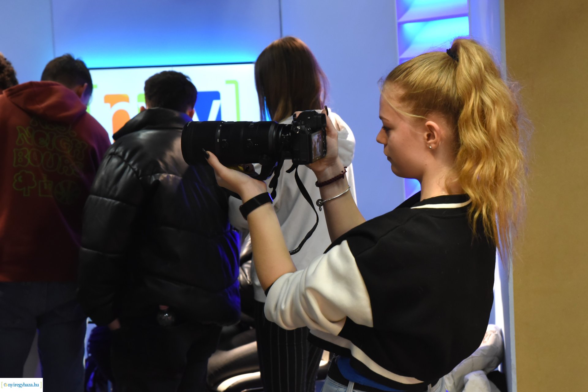 Média tagozatos középiskolások látogatása a Nyíregyházi Televízió stúdiójában