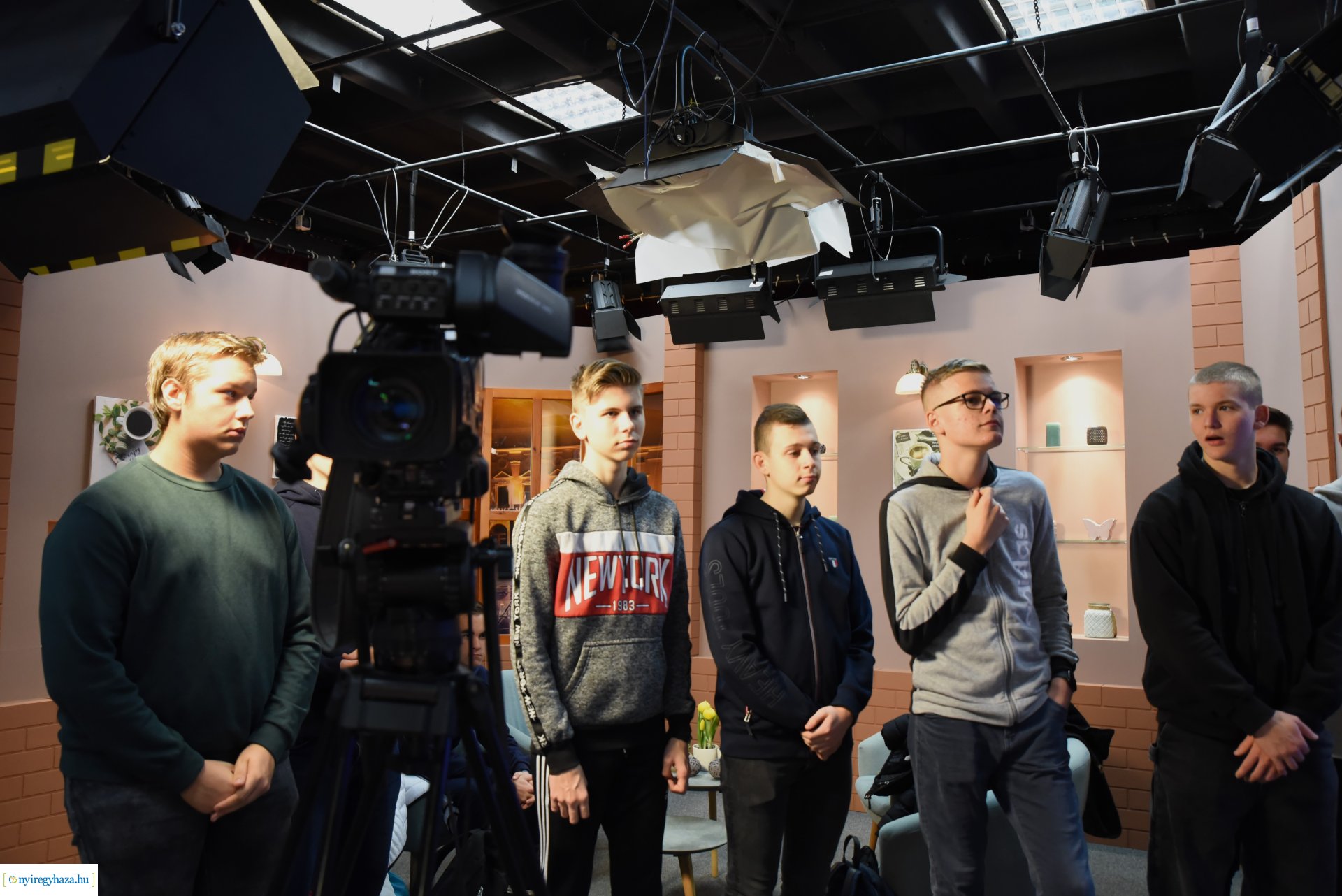 Média tagozatos középiskolások látogatása a Nyíregyházi Televízió stúdiójában