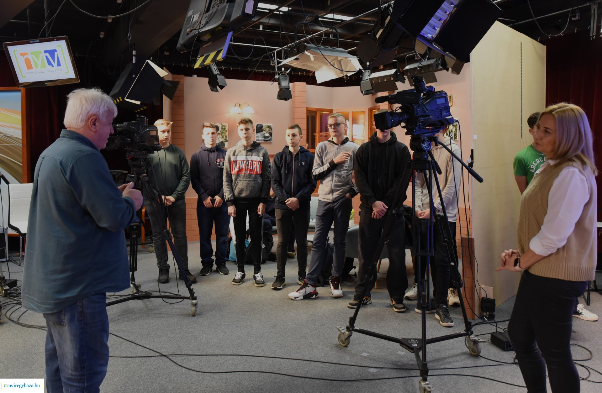 Média tagozatos középiskolások látogatása a Nyíregyházi Televízió stúdiójában