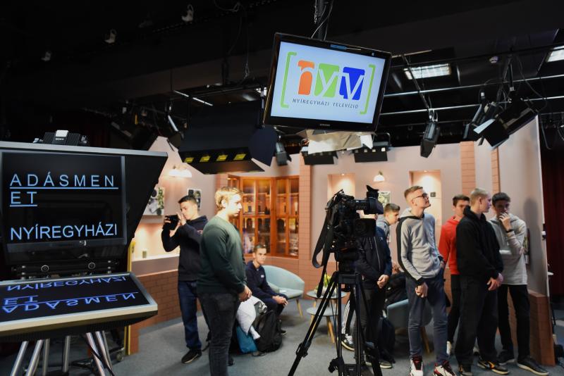 Média tagozatos középiskolások látogatása a Nyíregyházi Televízió stúdiójában
