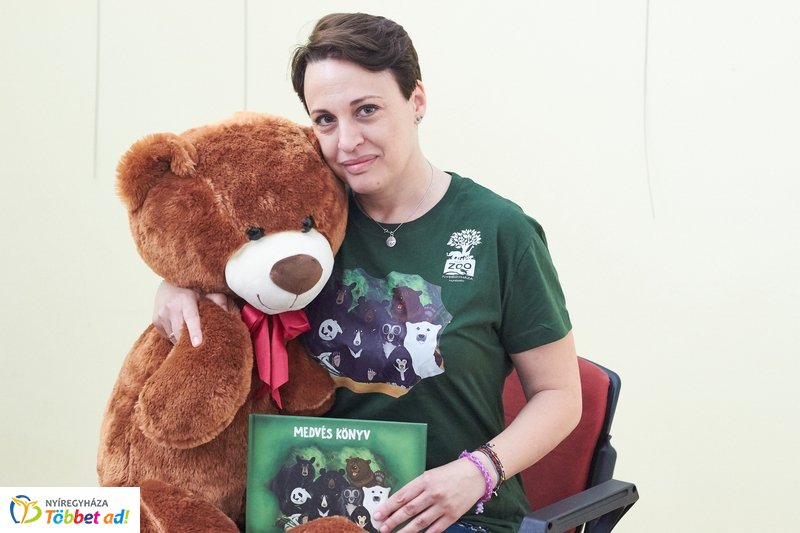 Medvés könyv a könyvtárban