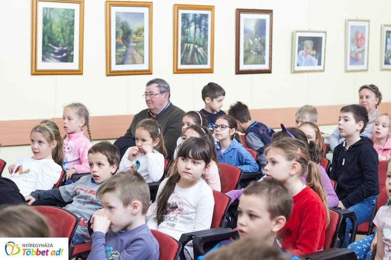 Medvés könyv a könyvtárban