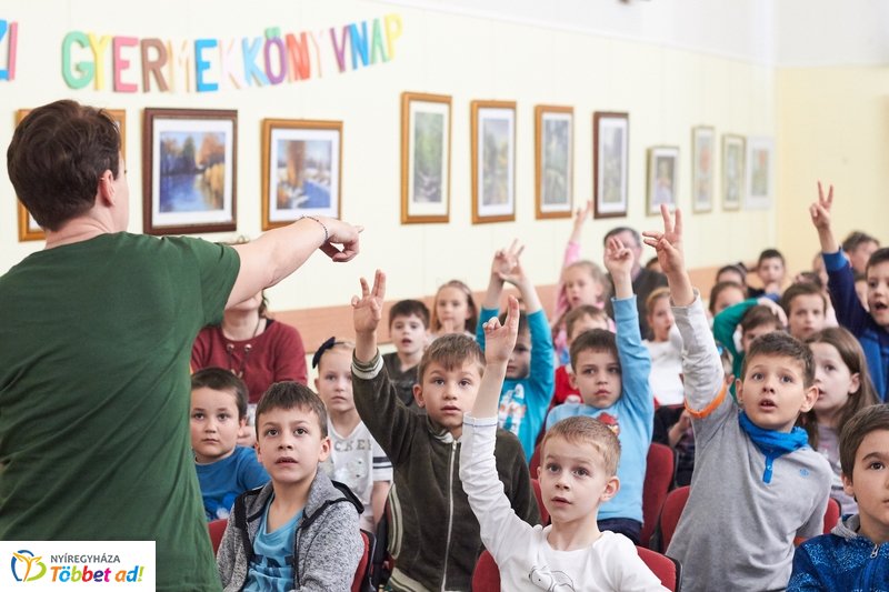 Medvés könyv a könyvtárban