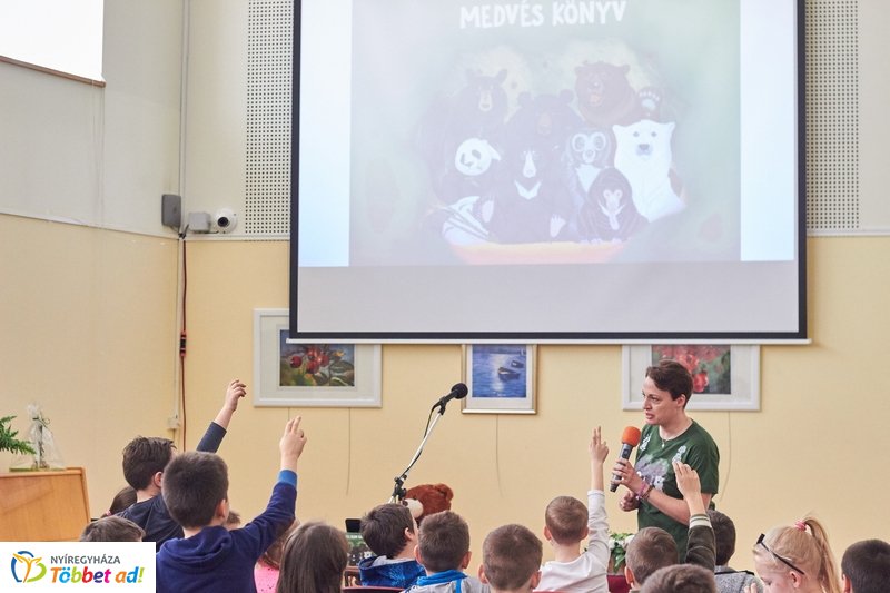 Medvés könyv a könyvtárban