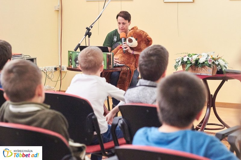 Medvés könyv a könyvtárban