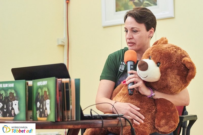 Medvés könyv a könyvtárban