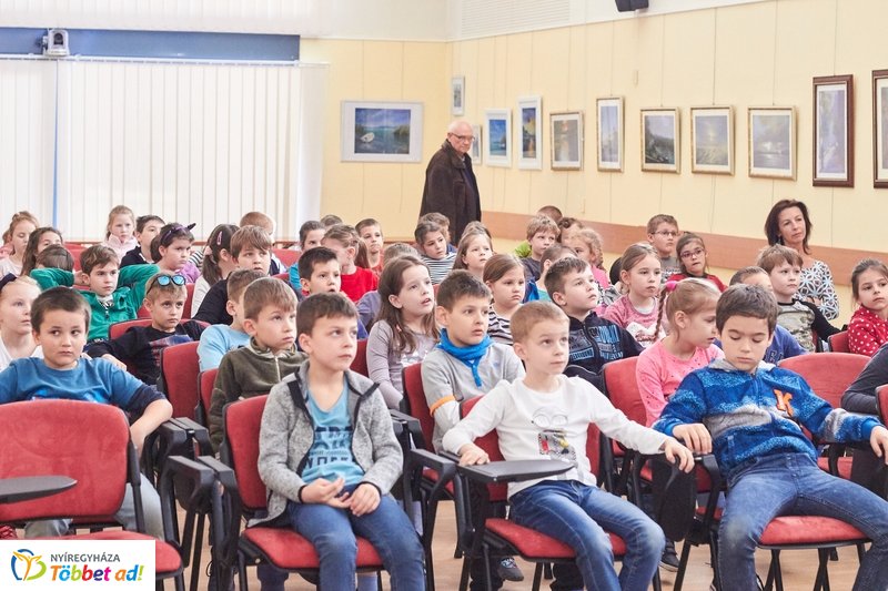 Medvés könyv a könyvtárban