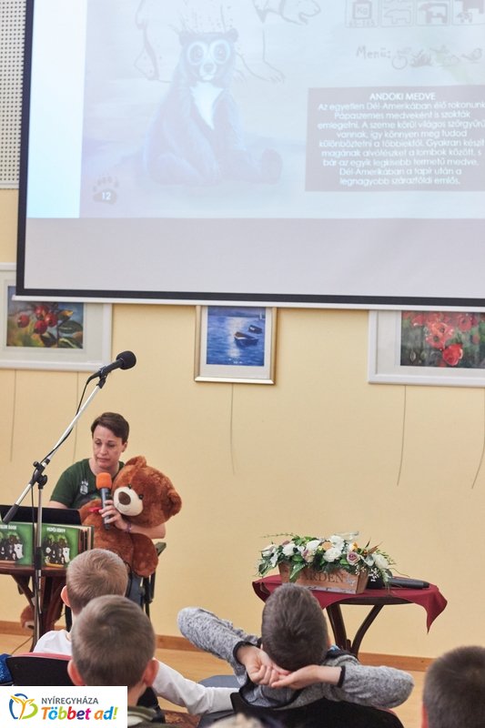 Medvés könyv a könyvtárban