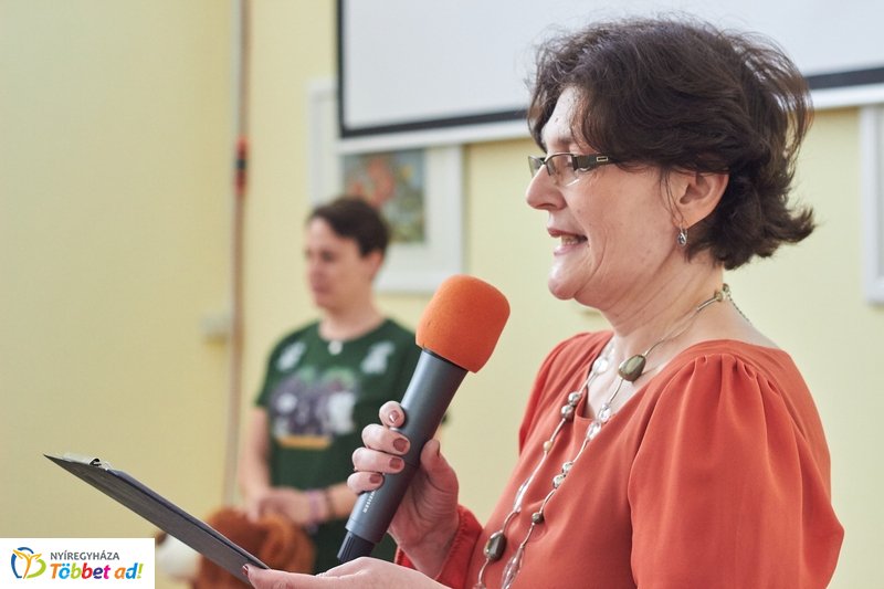 Medvés könyv a könyvtárban