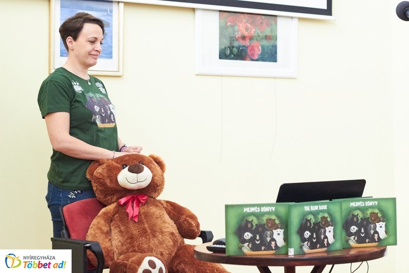 Medvés könyv a könyvtárban