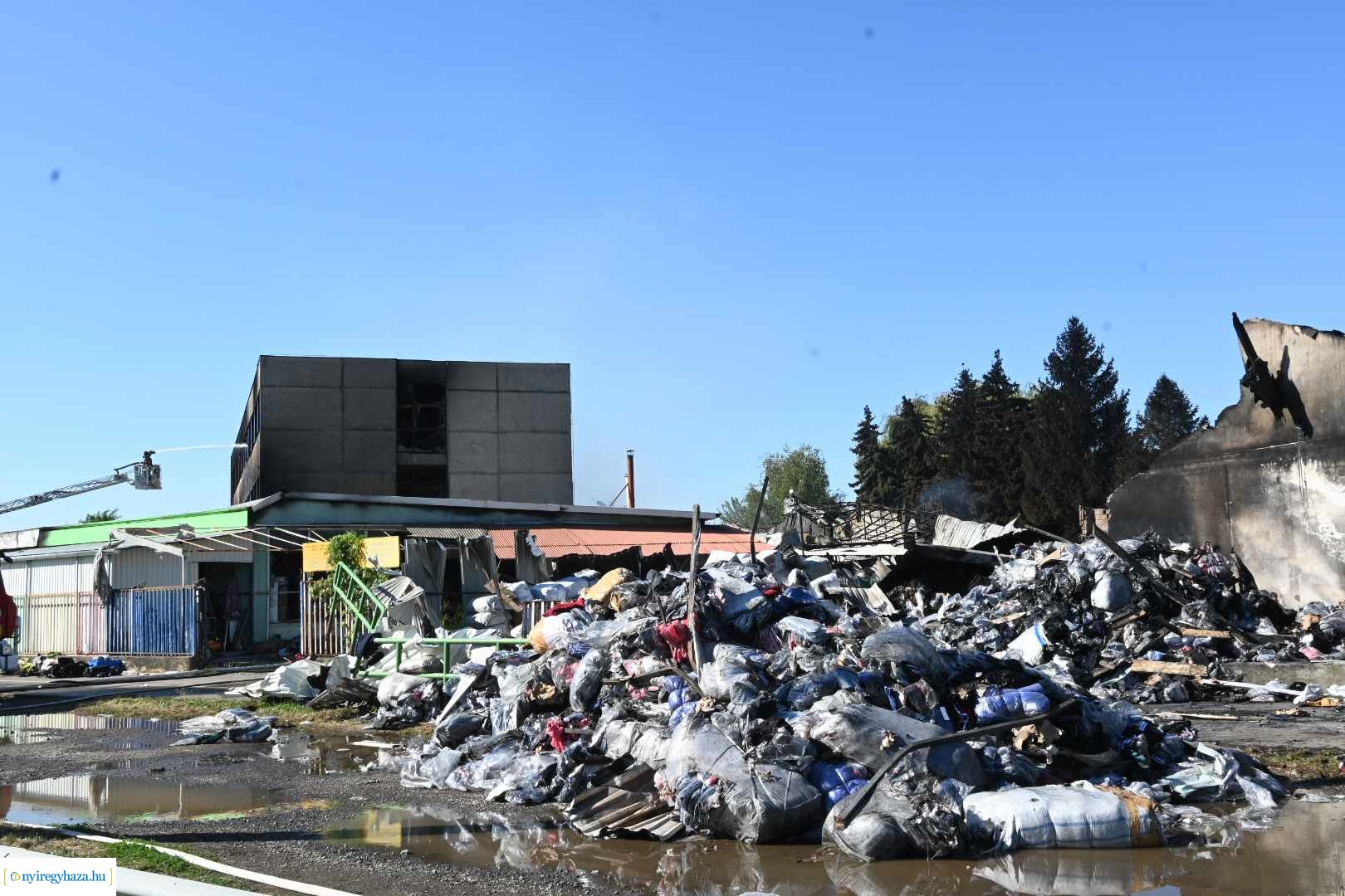 Még reggel is oltották a Rákóczi utcai irodatüzet 