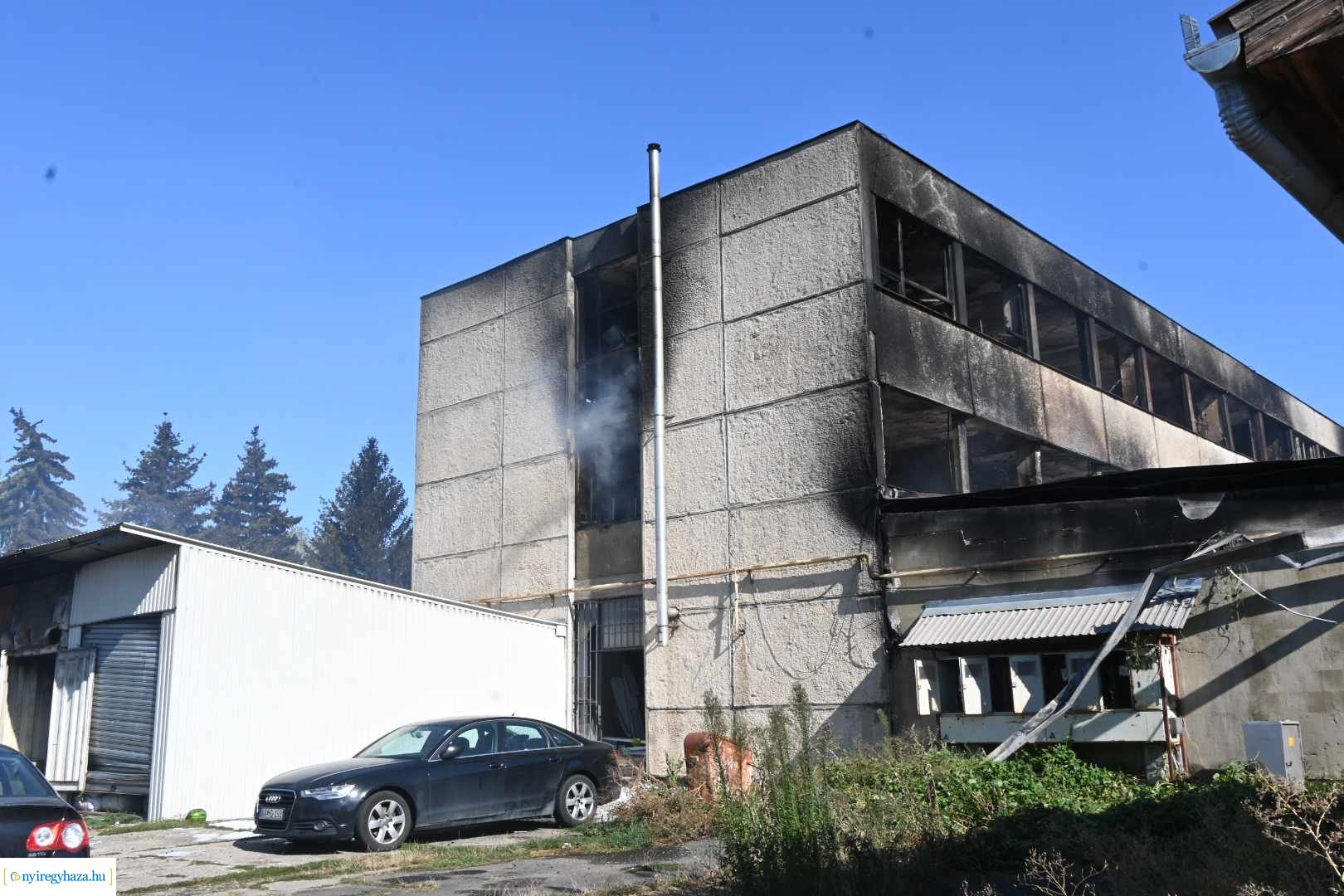 Még reggel is oltották a Rákóczi utcai irodatüzet 