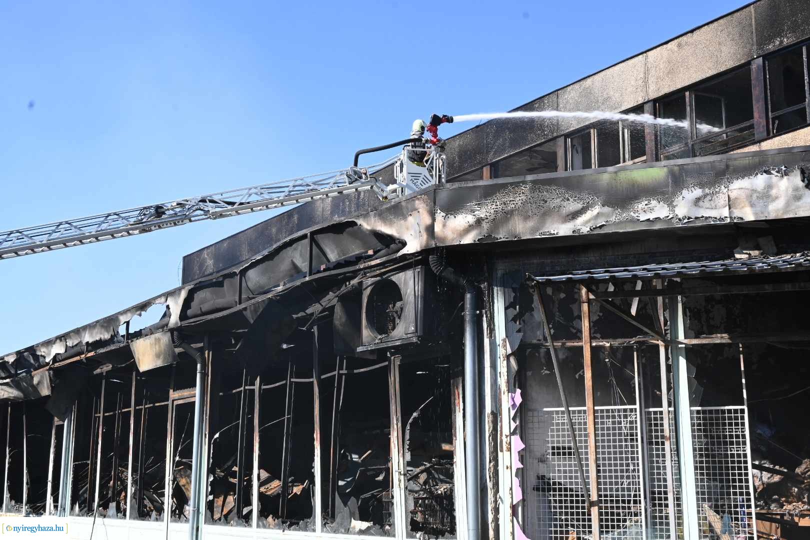 Még reggel is oltották a Rákóczi utcai irodatüzet 