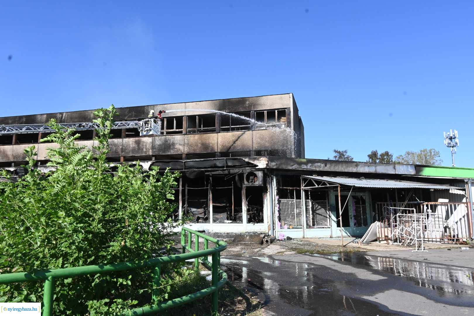 Még reggel is oltották a Rákóczi utcai irodatüzet 