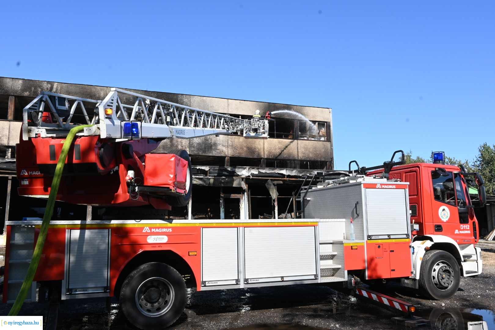 Még reggel is oltották a Rákóczi utcai irodatüzet 