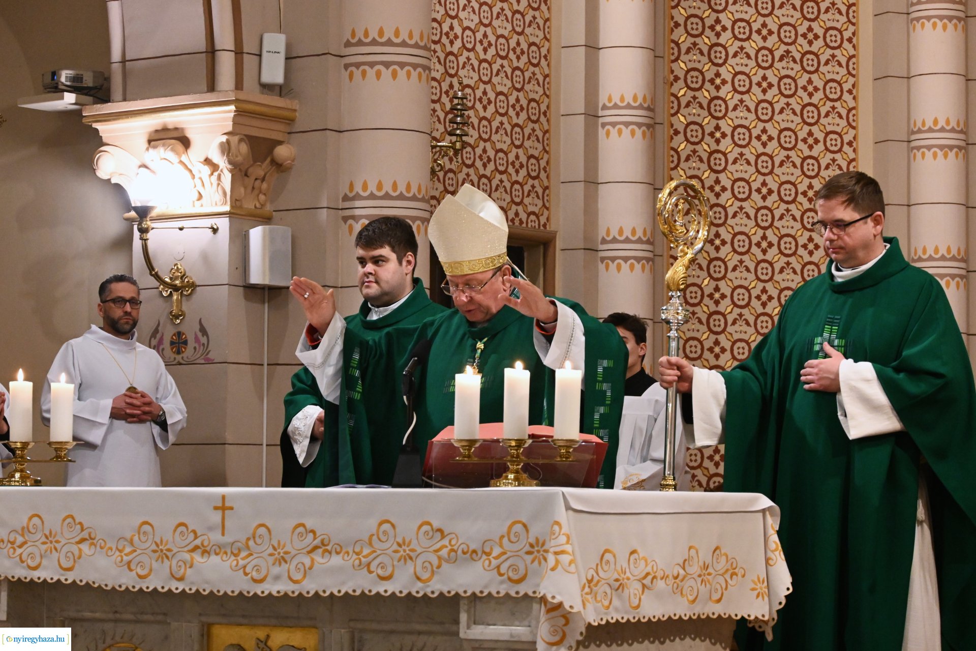 Megáldották a jubiláló házaspárokat a Magyarok Nagyasszonya-társszékesegyházban