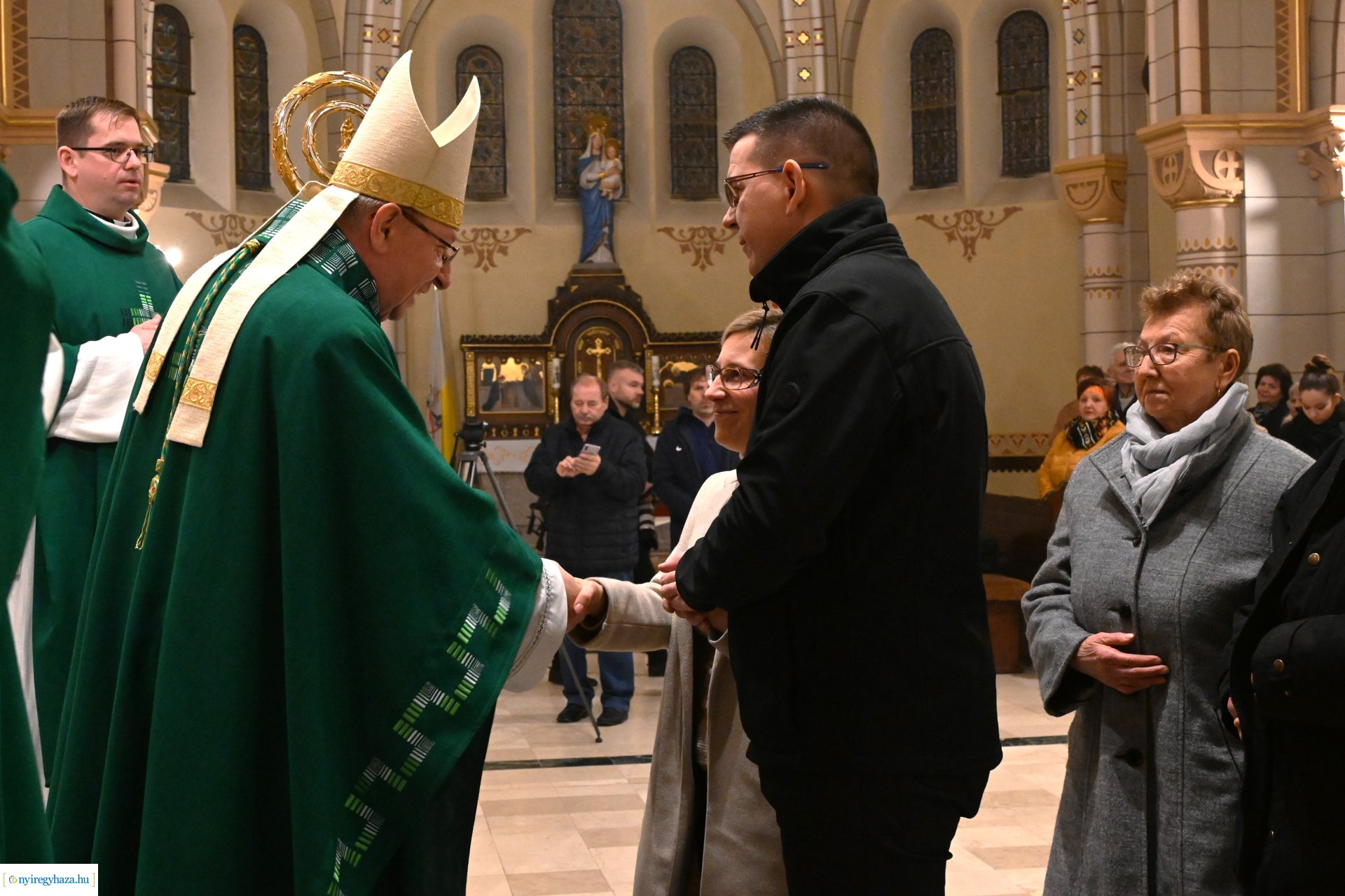Megáldották a jubiláló házaspárokat a Magyarok Nagyasszonya-társszékesegyházban