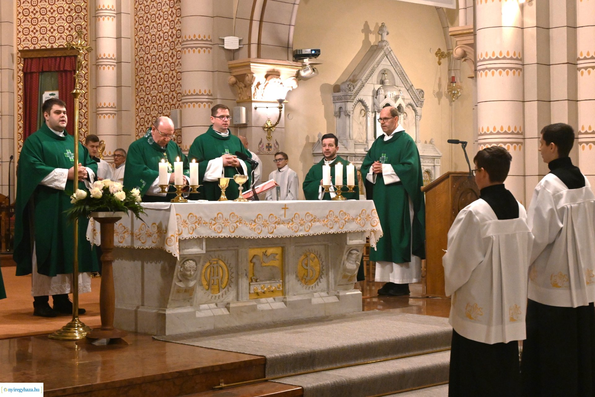 Megáldották a jubiláló házaspárokat a Magyarok Nagyasszonya-társszékesegyházban