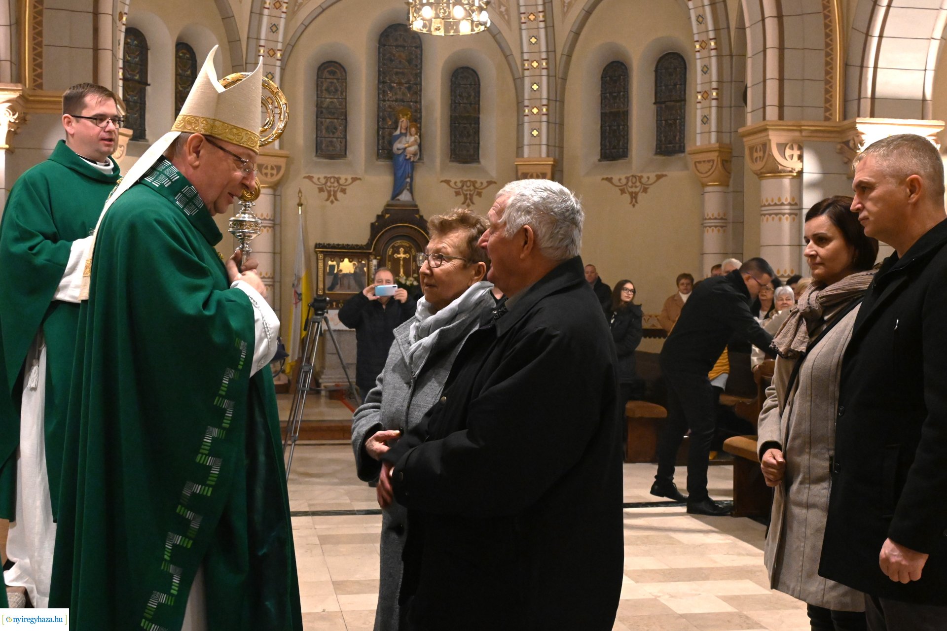 Megáldották a jubiláló házaspárokat a Magyarok Nagyasszonya-társszékesegyházban