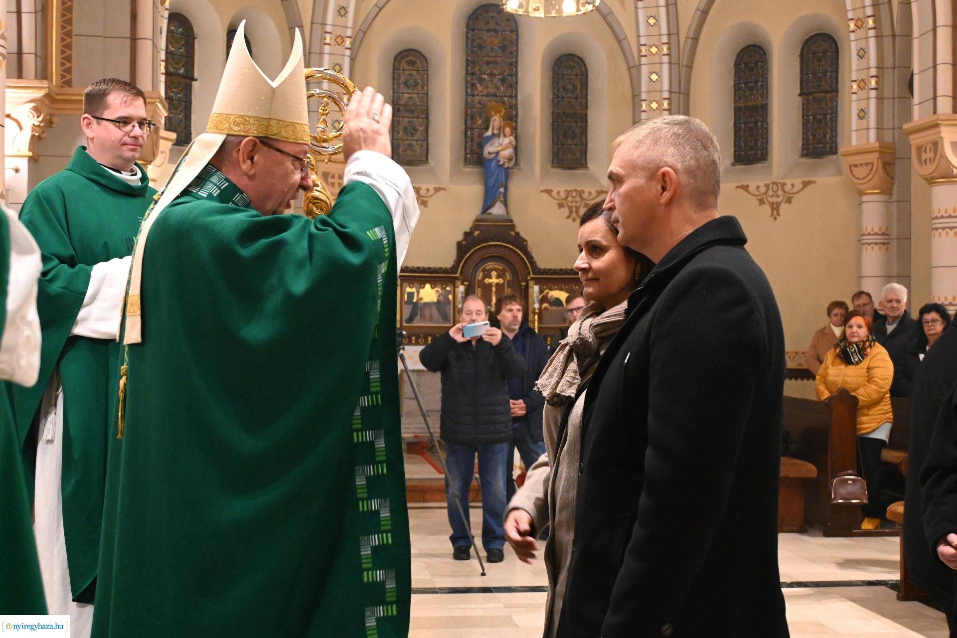 Megáldották a jubiláló házaspárokat a Magyarok Nagyasszonya-társszékesegyházban