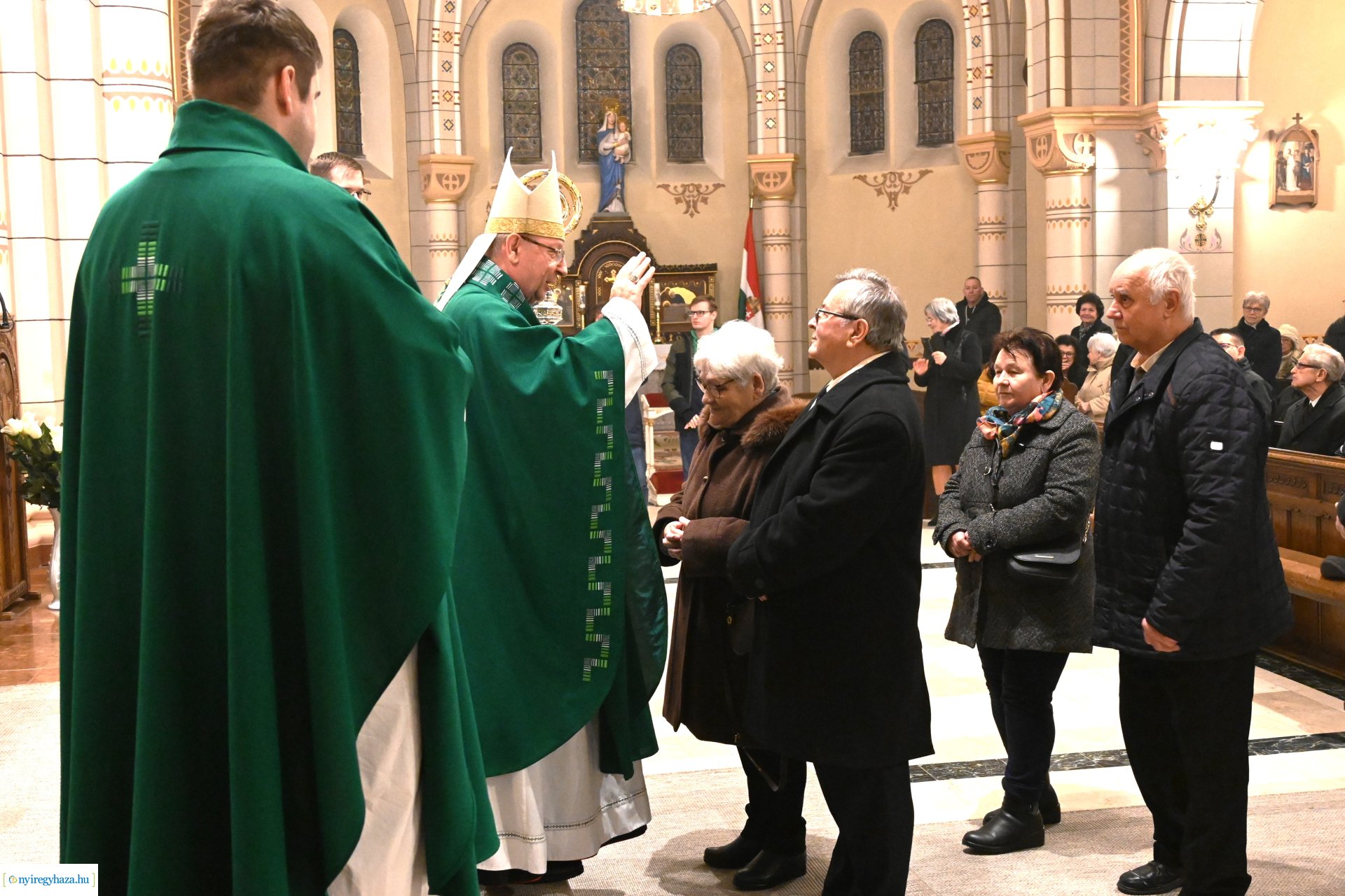 Megáldották a jubiláló házaspárokat a Magyarok Nagyasszonya-társszékesegyházban