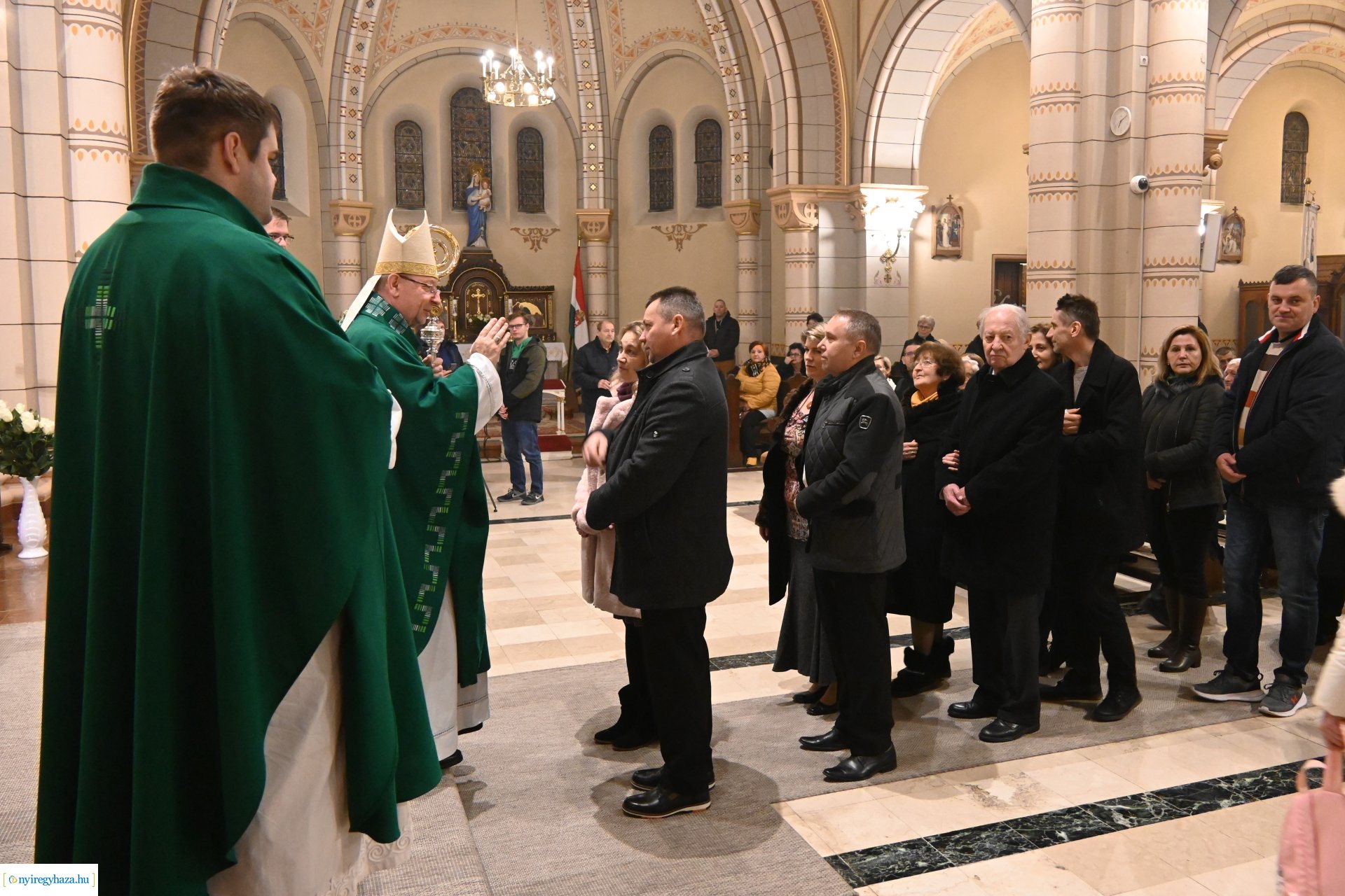 Megáldották a jubiláló házaspárokat a Magyarok Nagyasszonya-társszékesegyházban