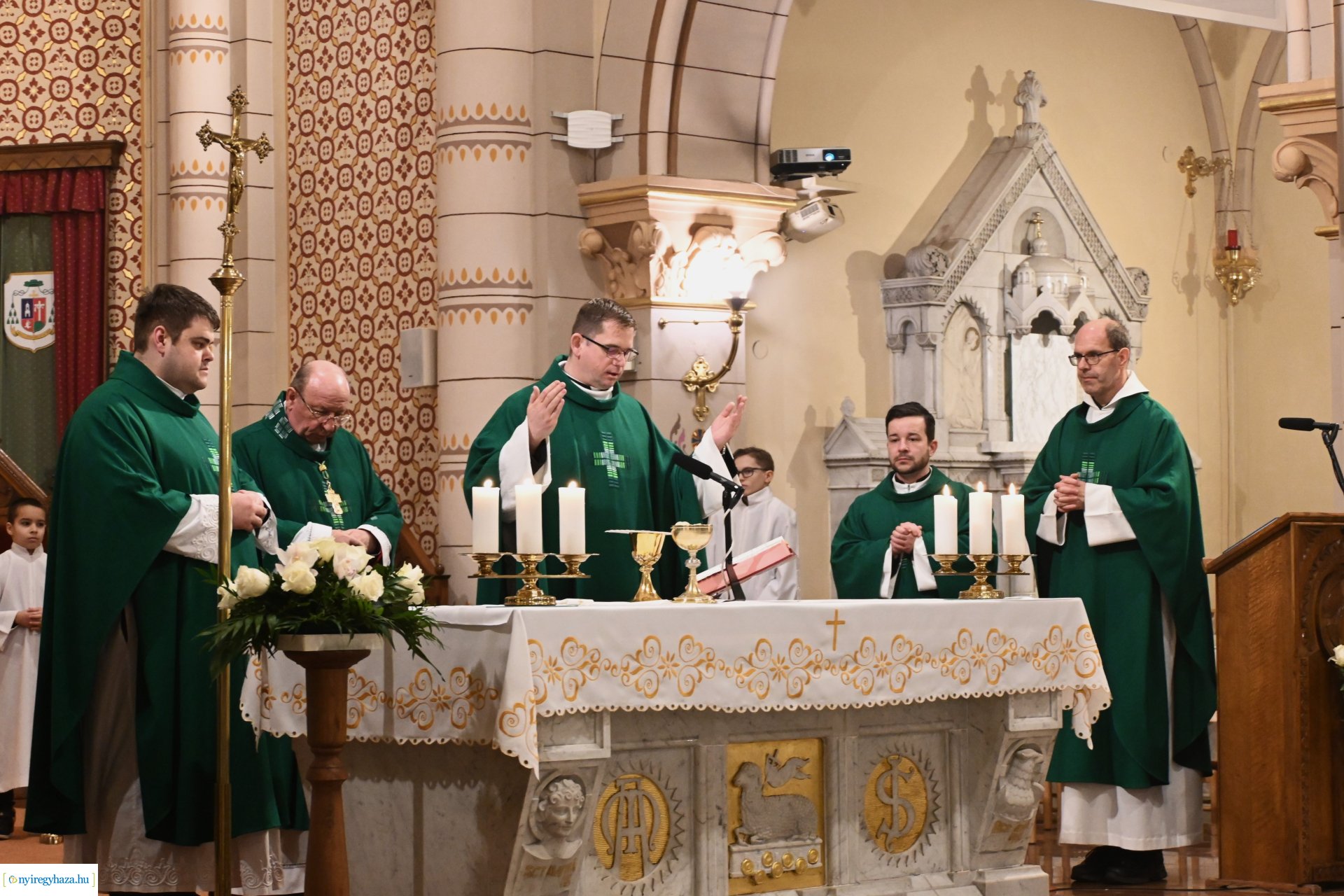 Megáldották a jubiláló házaspárokat a Magyarok Nagyasszonya-társszékesegyházban