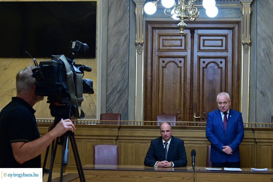 Megbízólevelek átvétele a Városházán