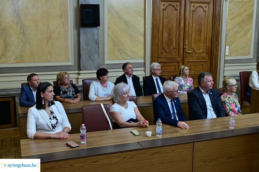 Megbízólevelek átvétele a Városházán