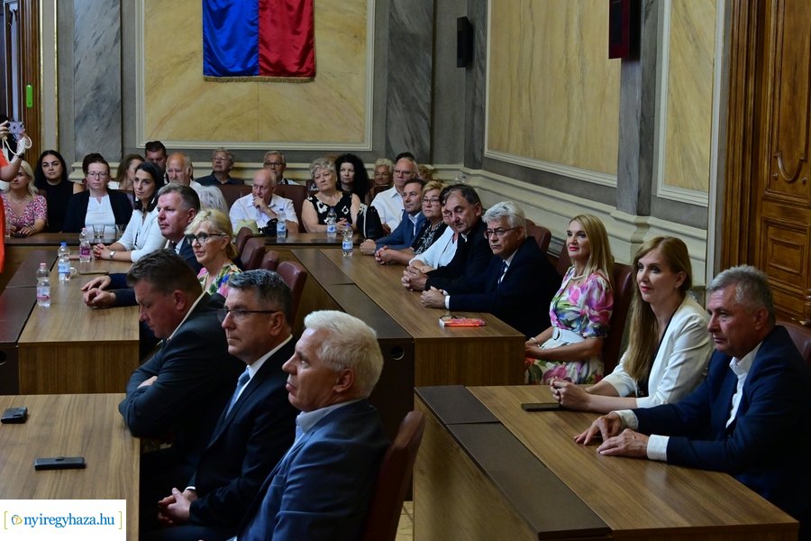 Megbízólevelek átvétele a Városházán