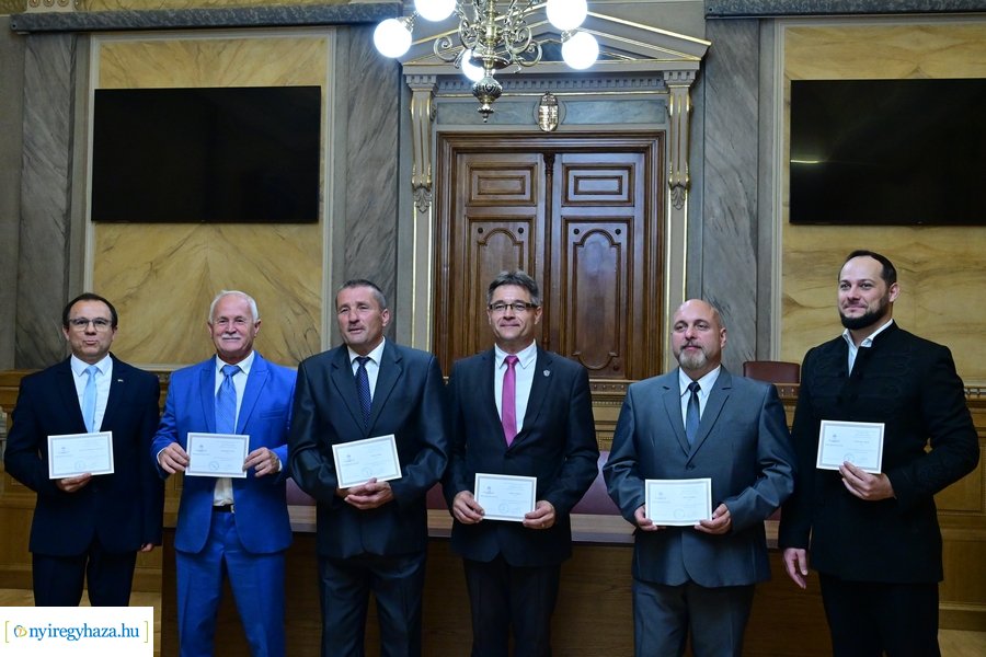 Megbízólevelek átvétele a Városházán