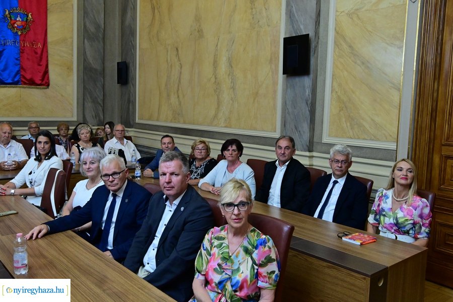 Megbízólevelek átvétele a Városházán