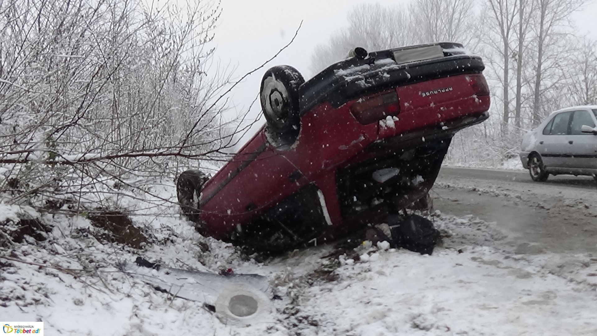 Megcsúszott a havas úton és felborult egy jármű a Simai úton